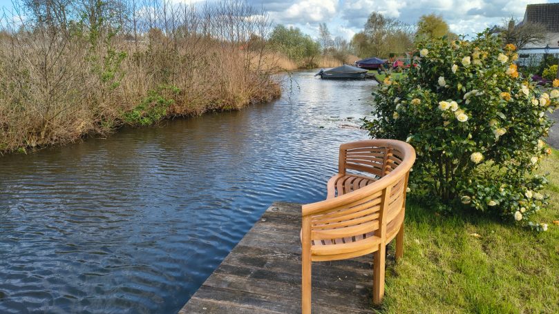 Steiger met bankje bij de lodge